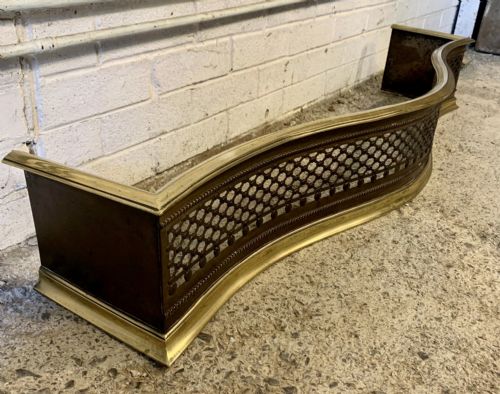 19TH CENTURY BRASS AND IRON SERPENTINE FENDER - ADDITIONAL PHOTO 2