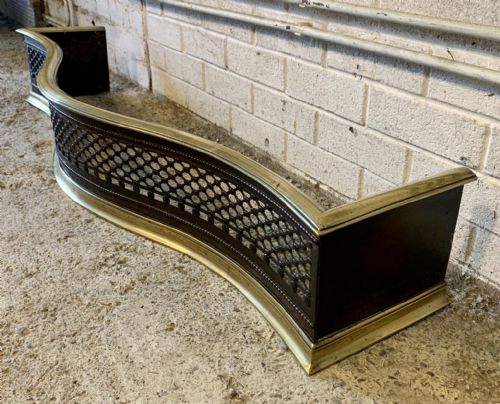 19TH CENTURY BRASS AND IRON SERPENTINE FENDER - ADDITIONAL PHOTO 3