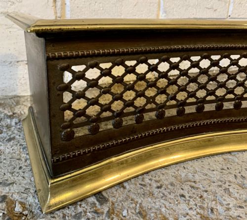 19TH CENTURY BRASS AND IRON SERPENTINE FENDER - ADDITIONAL PHOTO 4