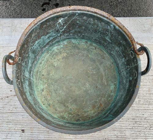 19TH CENTURY COPPER CAULDRON WITH IRON HANDLES - ADDITIONAL PHOTO 5