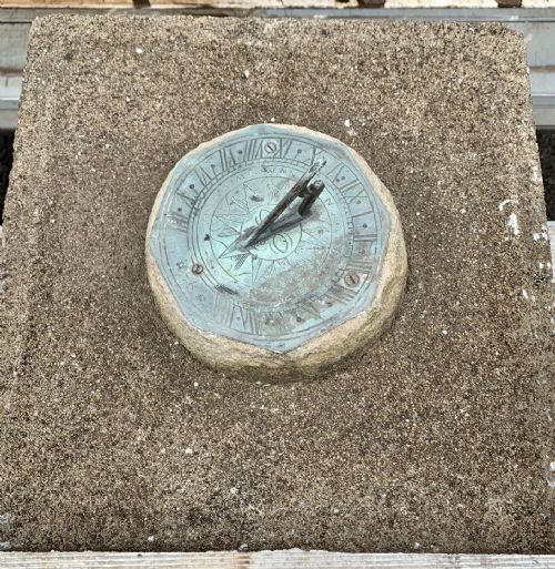 EARLY 20TH CENTURY RECONSTITUTED STONE BIRD BATH WITH BRONZE SUN DIAL TO TOP - ADDITIONAL PHOTO 2