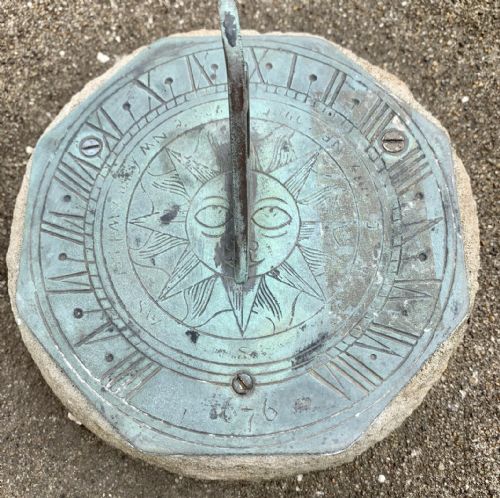 EARLY 20TH CENTURY RECONSTITUTED STONE BIRD BATH WITH BRONZE SUN DIAL TO TOP - ADDITIONAL PHOTO 3