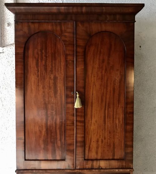 EARLY VICTORIAN MAHOGANY LINEN PRESS COMPLETE WITH KEY - ADDITIONAL PHOTO 3