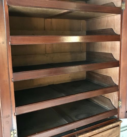 EARLY VICTORIAN MAHOGANY LINEN PRESS COMPLETE WITH KEY - ADDITIONAL PHOTO 6