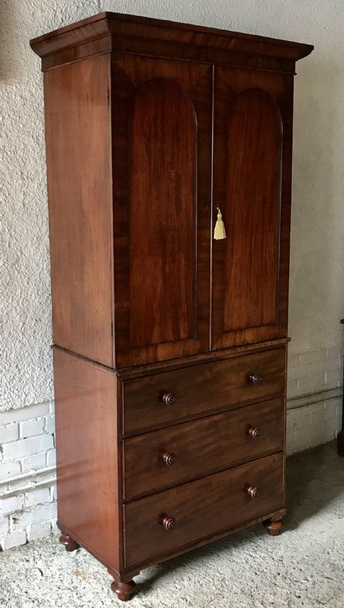 EARLY VICTORIAN MAHOGANY LINEN PRESS COMPLETE WITH KEY - ADDITIONAL PHOTO 11