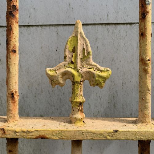 VICTORIAN WROUGHT IRON GARDEN GATE WITH FLEURDELYS FINIALS - ADDITIONAL PHOTO 3