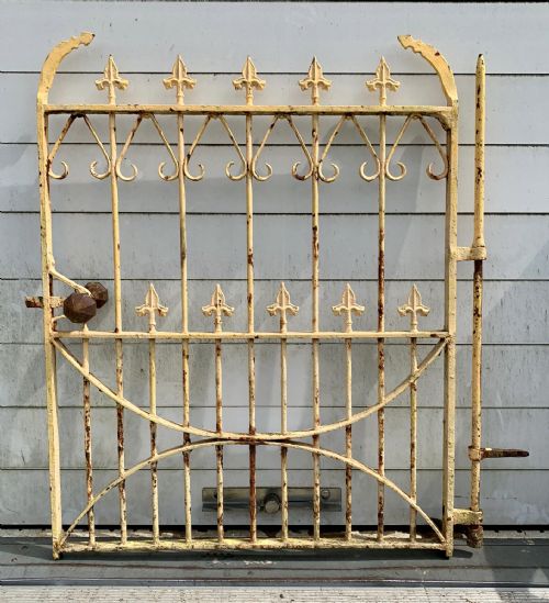 VICTORIAN WROUGHT IRON GARDEN GATE WITH FLEURDELYS FINIALS - ADDITIONAL PHOTO 4