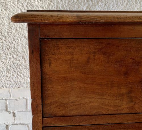 EARLY VICTORIAN MAHOGANY CHEST OF DRAWERS WITH ORIGINAL TURNED KNOBS AND BRASS KEYHOLE ESCUTCHEONS - ADDITIONAL PHOTO 4