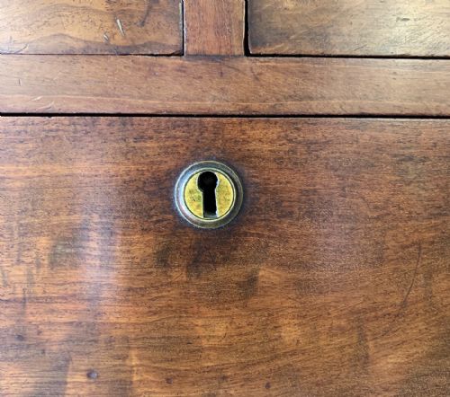 EARLY VICTORIAN MAHOGANY CHEST OF DRAWERS WITH ORIGINAL TURNED KNOBS AND BRASS KEYHOLE ESCUTCHEONS - ADDITIONAL PHOTO 5