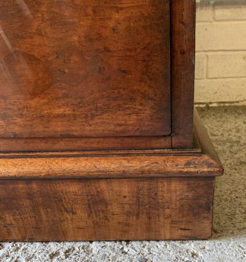 EARLY VICTORIAN MAHOGANY CHEST OF DRAWERS WITH ORIGINAL TURNED KNOBS AND BRASS KEYHOLE ESCUTCHEONS - ADDITIONAL PHOTO 7