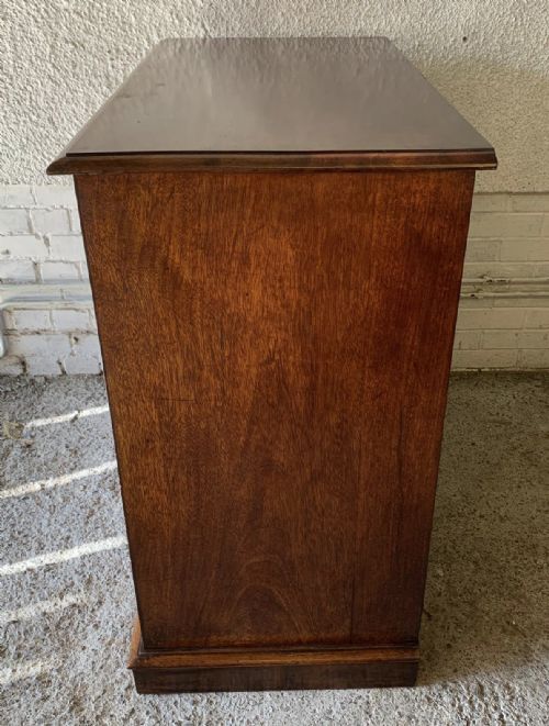 EARLY VICTORIAN MAHOGANY CHEST OF DRAWERS WITH ORIGINAL TURNED KNOBS AND BRASS KEYHOLE ESCUTCHEONS - ADDITIONAL PHOTO 8
