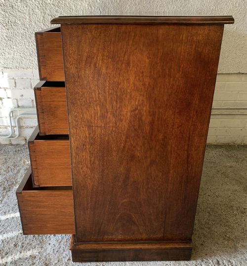 EARLY VICTORIAN MAHOGANY CHEST OF DRAWERS WITH ORIGINAL TURNED KNOBS AND BRASS KEYHOLE ESCUTCHEONS - ADDITIONAL PHOTO 9