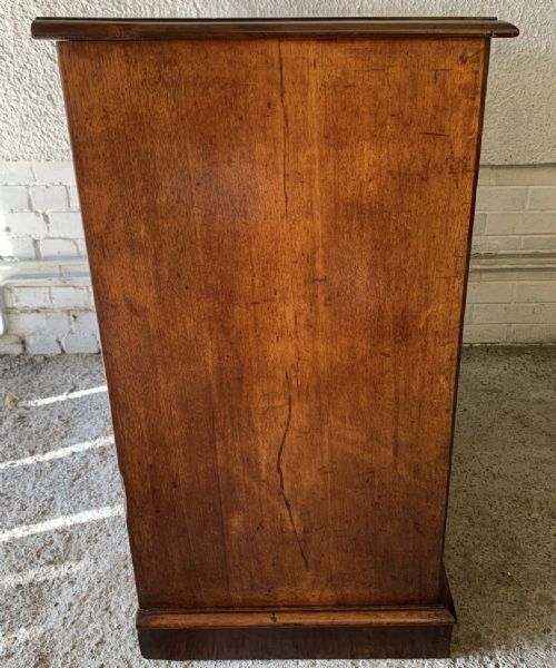 EARLY VICTORIAN MAHOGANY CHEST OF DRAWERS WITH ORIGINAL TURNED KNOBS AND BRASS KEYHOLE ESCUTCHEONS - ADDITIONAL PHOTO 10