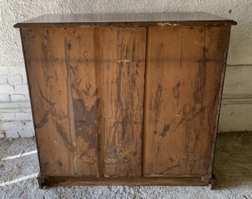 EARLY VICTORIAN MAHOGANY CHEST OF DRAWERS WITH ORIGINAL TURNED KNOBS AND BRASS KEYHOLE ESCUTCHEONS - ADDITIONAL PHOTO 11