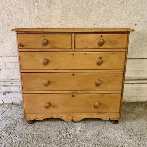 victorian pine chest of drawers with 3 long and 2 short drawers - CATEGORY: ANTIQUE CHEST OF DRAWERS - DATED VICTORIAN