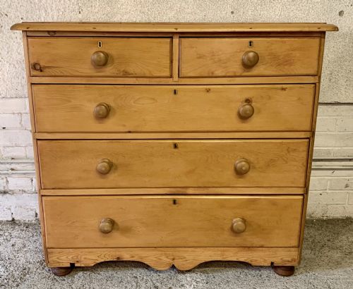 VICTORIAN PINE CHEST OF DRAWERS WITH 3 LONG AND 2 SHORT DRAWERS - ADDITIONAL PHOTO 1