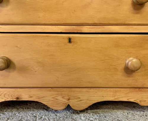 VICTORIAN PINE CHEST OF DRAWERS WITH 3 LONG AND 2 SHORT DRAWERS - ADDITIONAL PHOTO 9