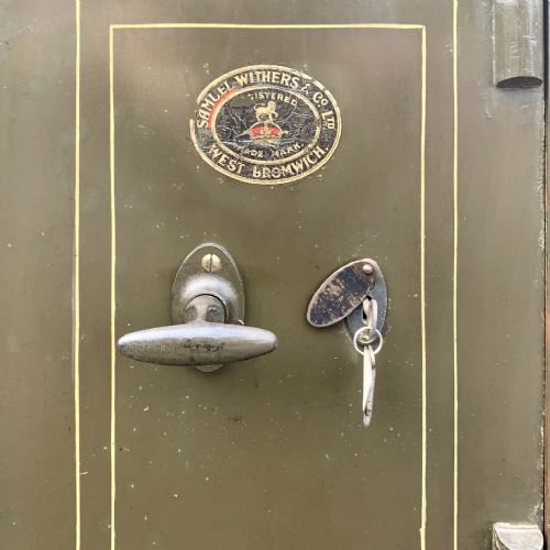 EARLY 20TH CENTURY SAFE BY SAMUEL WITHERS AND CO COMPLETE WITH ORIGINAL EXTERNAL DOOR KEY - ADDITIONAL PHOTO 4