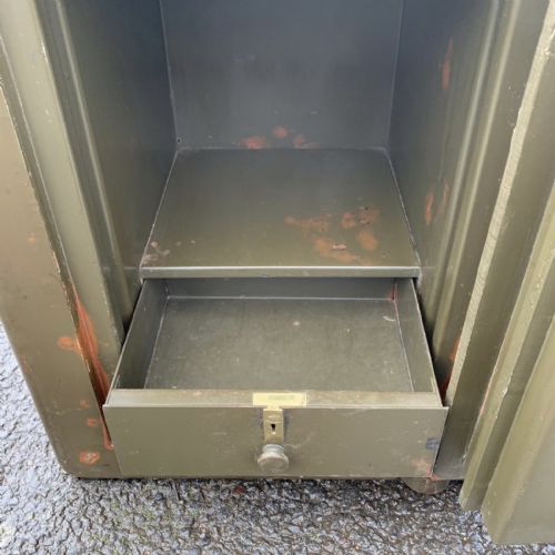 EARLY 20TH CENTURY SAFE BY SAMUEL WITHERS AND CO COMPLETE WITH ORIGINAL EXTERNAL DOOR KEY - ADDITIONAL PHOTO 7