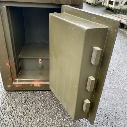 EARLY 20TH CENTURY SAFE BY SAMUEL WITHERS AND CO COMPLETE WITH ORIGINAL EXTERNAL DOOR KEY - ADDITIONAL PHOTO 8