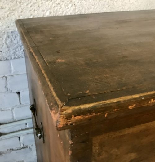 19TH CENTURY PINE MULE CHEST WITH ORIGINAL GRAIN EFFECT FINISH - ADDITIONAL PHOTO 3