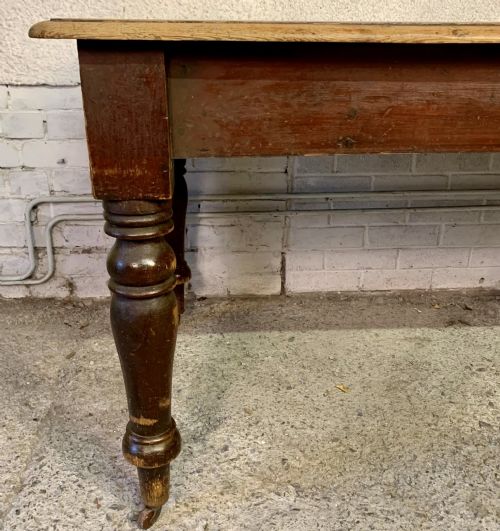 VICTORIAN PINE KITCHEN TABLE IN ORIGINAL FINISH AND ON TURNED LEGS WITH CASTERS - ADDITIONAL PHOTO 3