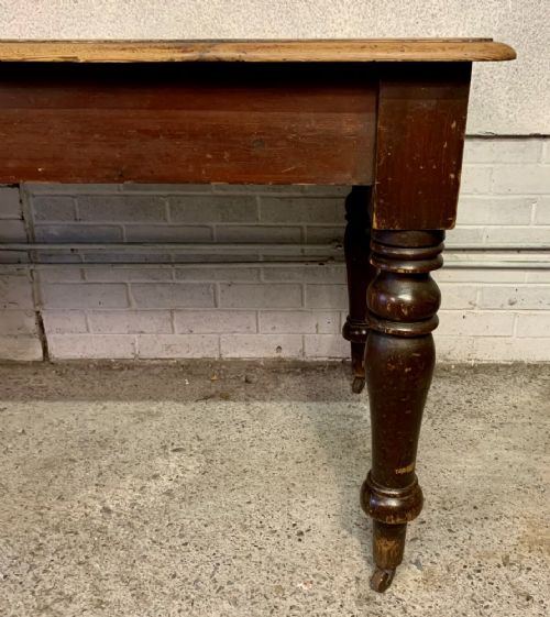 VICTORIAN PINE KITCHEN TABLE IN ORIGINAL FINISH AND ON TURNED LEGS WITH CASTERS - ADDITIONAL PHOTO 4