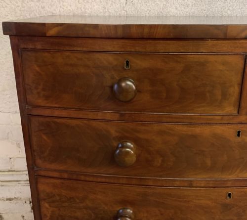 VICTORIAN MAHOGANY BOW FRONT CHEST OF DRAWERS ON BRACKET FEET - ADDITIONAL PHOTO 4