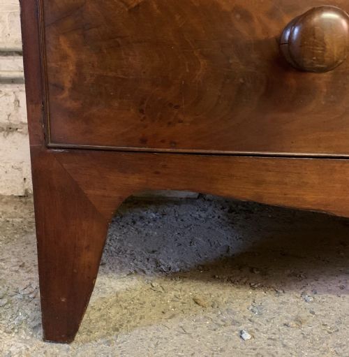 VICTORIAN MAHOGANY BOW FRONT CHEST OF DRAWERS ON BRACKET FEET - ADDITIONAL PHOTO 5