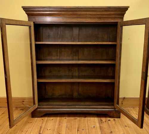 CIRCA 1900 OAK BOOKCASE WITH 2 GLAZED DOORS ENCLOSING 3 ADJUSTABLE SHELVES - ADDITIONAL PHOTO 1