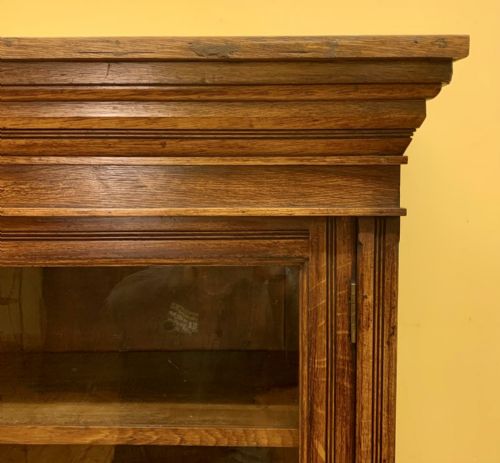 CIRCA 1900 OAK BOOKCASE WITH 2 GLAZED DOORS ENCLOSING 3 ADJUSTABLE SHELVES - ADDITIONAL PHOTO 4