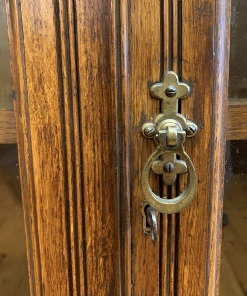 CIRCA 1900 OAK BOOKCASE WITH 2 GLAZED DOORS ENCLOSING 3 ADJUSTABLE SHELVES - ADDITIONAL PHOTO 5