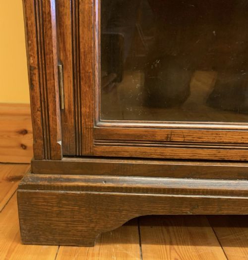 CIRCA 1900 OAK BOOKCASE WITH 2 GLAZED DOORS ENCLOSING 3 ADJUSTABLE SHELVES - ADDITIONAL PHOTO 6