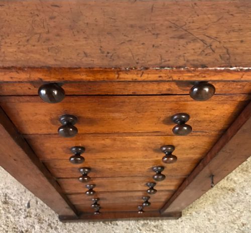 VICTORIAN MAHOGANY WELLINGTON CHEST COMPLETE WITH ORIGINAL KNOBS AND KEY - ADDITIONAL PHOTO 5