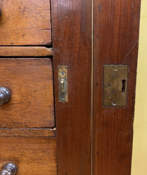 VICTORIAN MAHOGANY WELLINGTON CHEST COMPLETE WITH ORIGINAL KNOBS AND KEY - ADDITIONAL PHOTO 8