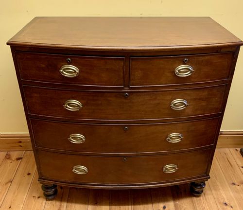 VICTORIAN MAHOGANY BOW FRONT CHEST OF DRAWERS WITH ORIGINAL BRASS HANDLES AND KEYHOLE COVERS - ADDITIONAL PHOTO 2
