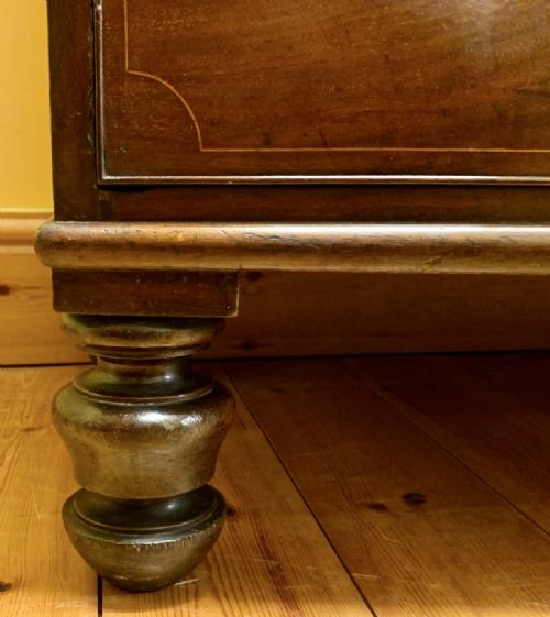 VICTORIAN MAHOGANY BOW FRONT CHEST OF DRAWERS WITH ORIGINAL BRASS HANDLES AND KEYHOLE COVERS - ADDITIONAL PHOTO 6