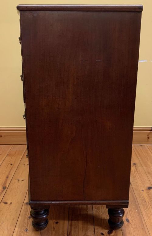 VICTORIAN MAHOGANY BOW FRONT CHEST OF DRAWERS WITH ORIGINAL BRASS HANDLES AND KEYHOLE COVERS - ADDITIONAL PHOTO 7