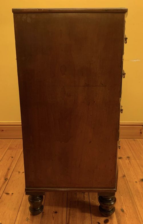 VICTORIAN MAHOGANY BOW FRONT CHEST OF DRAWERS WITH ORIGINAL BRASS HANDLES AND KEYHOLE COVERS - ADDITIONAL PHOTO 8