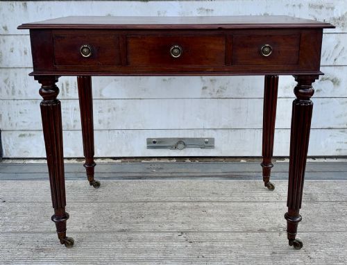 EARLY VICTORIAN 1850 MAHOGANY 3 DRAWER WRITING TABLE ON FLUTED LEGS WITH BRASS CASTORS - ADDITIONAL PHOTO 1
