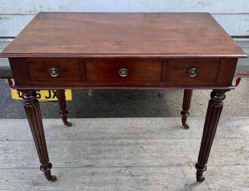 EARLY VICTORIAN 1850 MAHOGANY 3 DRAWER WRITING TABLE ON FLUTED LEGS WITH BRASS CASTORS - ADDITIONAL PHOTO 2