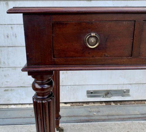 EARLY VICTORIAN 1850 MAHOGANY 3 DRAWER WRITING TABLE ON FLUTED LEGS WITH BRASS CASTORS - ADDITIONAL PHOTO 3