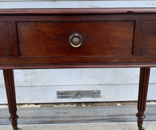 EARLY VICTORIAN 1850 MAHOGANY 3 DRAWER WRITING TABLE ON FLUTED LEGS WITH BRASS CASTORS - ADDITIONAL PHOTO 4