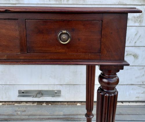 EARLY VICTORIAN 1850 MAHOGANY 3 DRAWER WRITING TABLE ON FLUTED LEGS WITH BRASS CASTORS - ADDITIONAL PHOTO 5