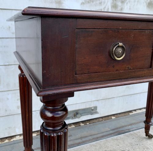 EARLY VICTORIAN 1850 MAHOGANY 3 DRAWER WRITING TABLE ON FLUTED LEGS WITH BRASS CASTORS - ADDITIONAL PHOTO 6