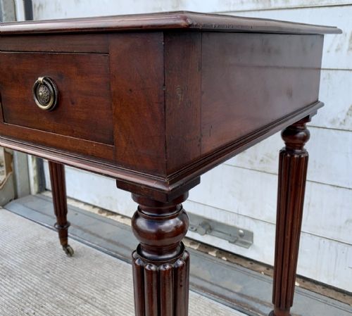 EARLY VICTORIAN 1850 MAHOGANY 3 DRAWER WRITING TABLE ON FLUTED LEGS WITH BRASS CASTORS - ADDITIONAL PHOTO 7