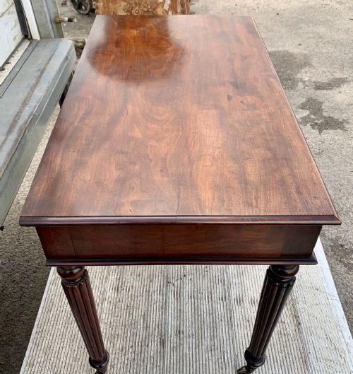 EARLY VICTORIAN 1850 MAHOGANY 3 DRAWER WRITING TABLE ON FLUTED LEGS WITH BRASS CASTORS - ADDITIONAL PHOTO 8