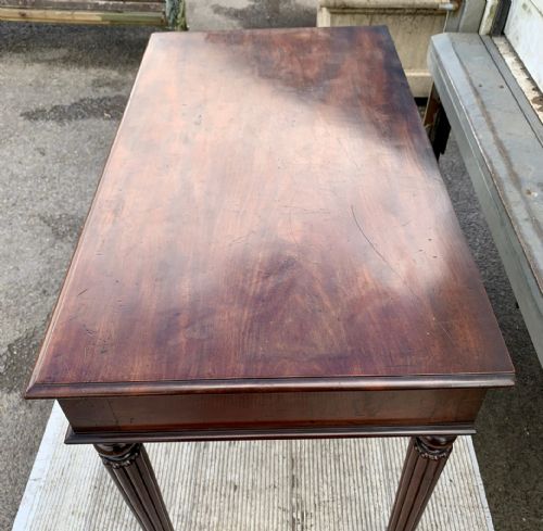 EARLY VICTORIAN 1850 MAHOGANY 3 DRAWER WRITING TABLE ON FLUTED LEGS WITH BRASS CASTORS - ADDITIONAL PHOTO 10