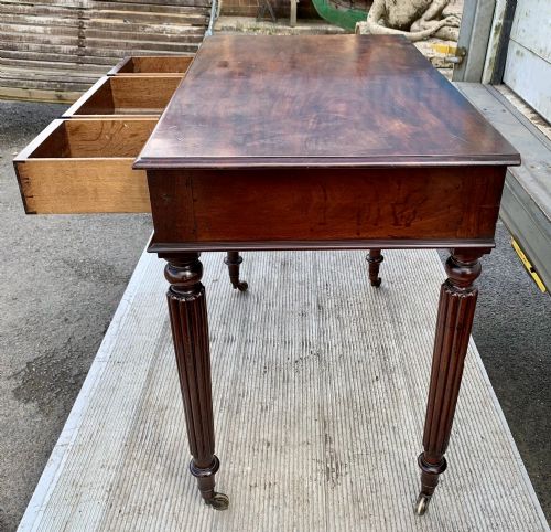 EARLY VICTORIAN 1850 MAHOGANY 3 DRAWER WRITING TABLE ON FLUTED LEGS WITH BRASS CASTORS - ADDITIONAL PHOTO 12