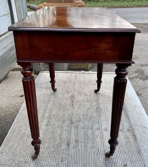 EARLY VICTORIAN 1850 MAHOGANY 3 DRAWER WRITING TABLE ON FLUTED LEGS WITH BRASS CASTORS - ADDITIONAL PHOTO 13